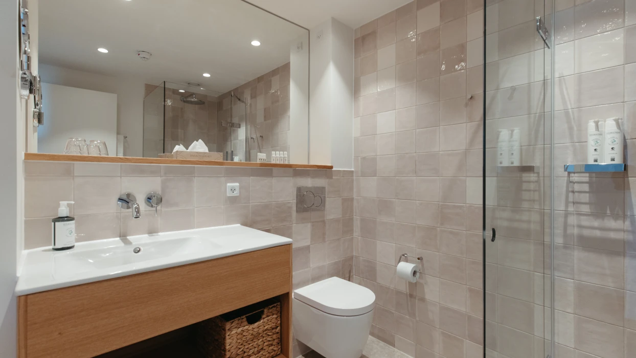 Badeværelse på deluxe dobbeltværelse på Color Hotel Skagen