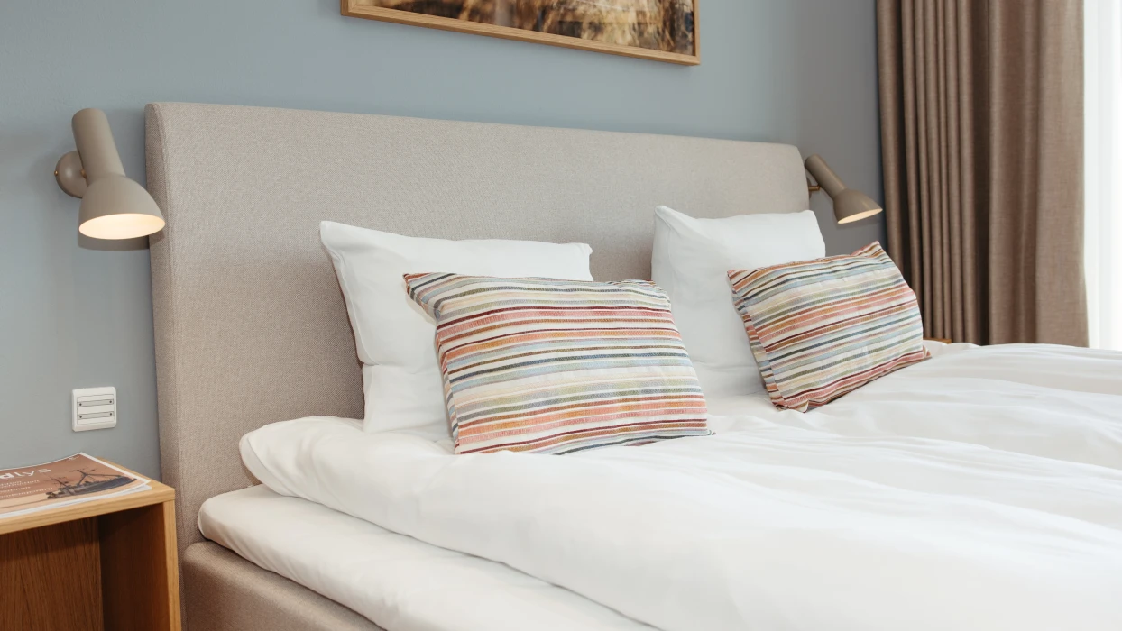 Seng med udsigt i deluxe dobbeltværelse på Color Hotel Skagen.