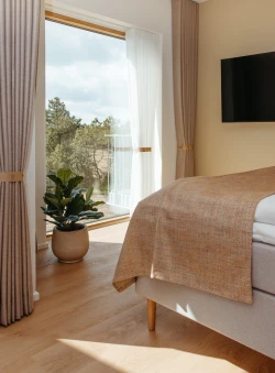 Seng med udsigt i deluxe dobbeltværelse på Color Hotel Skagen