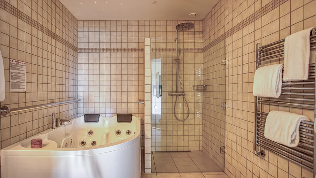 Badeværelse med jacuzzi i juniorsuite