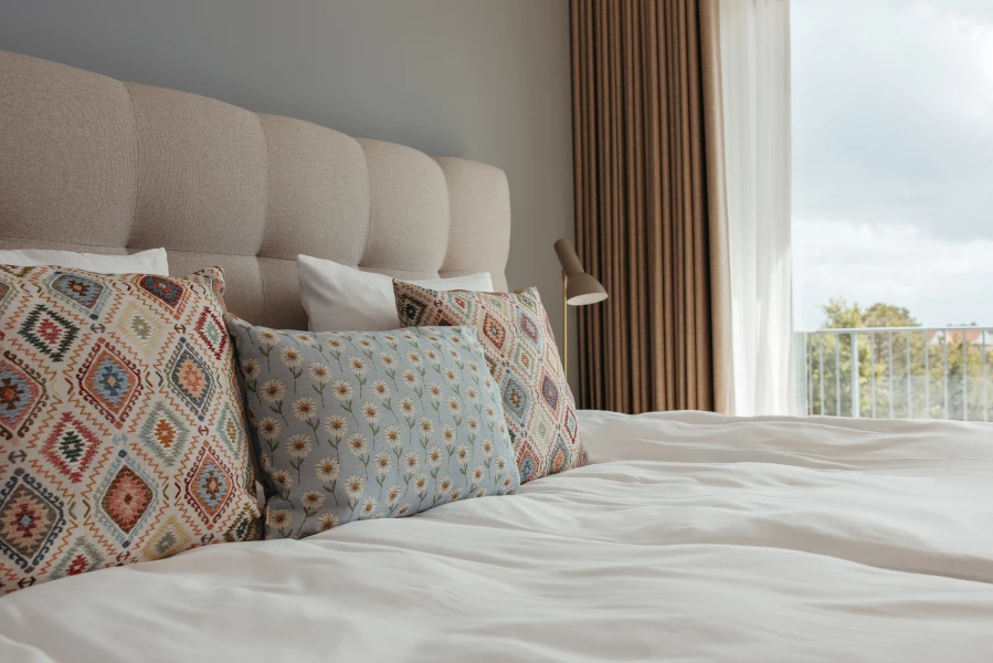 Seng med udsigt i suiten på Color Hotel Skagen