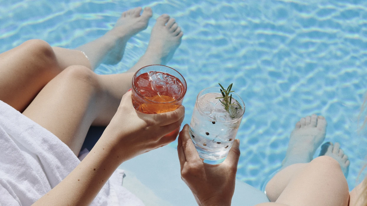 Drinks ved poolen