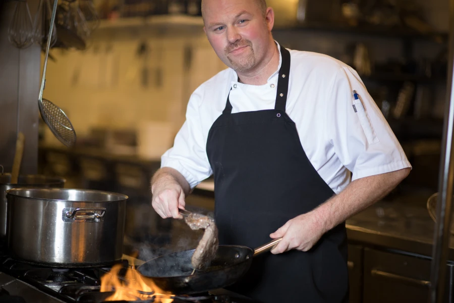 Køkkenchef Peter i køkkenet på Color Hotel Skagen