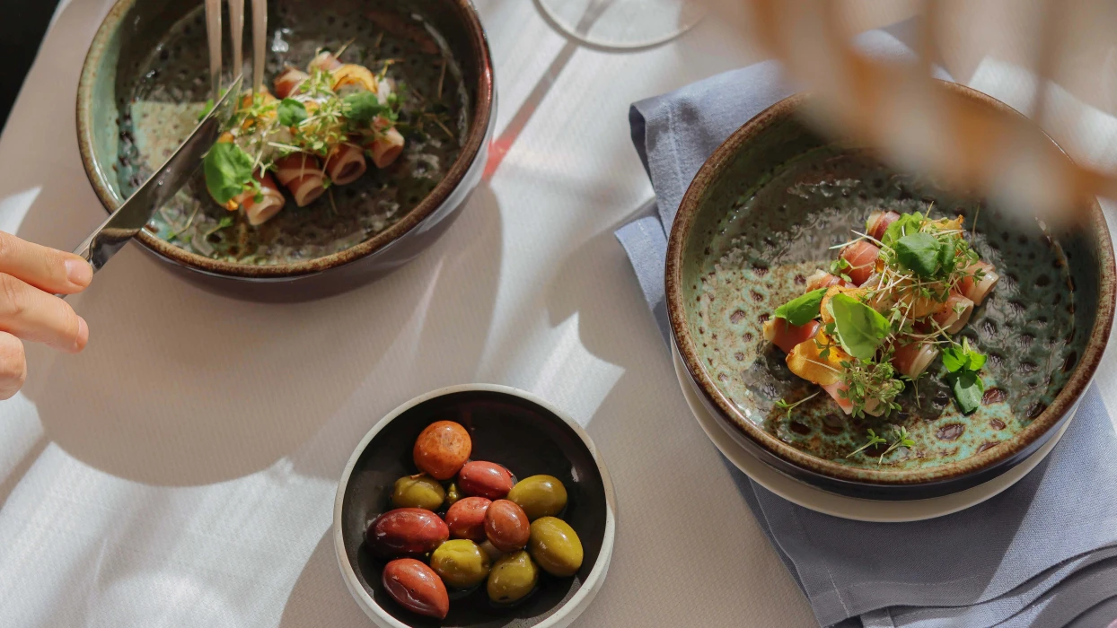 Gæst spiser tapas forretter i Restaurant Holger