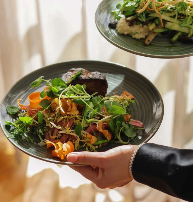 Middag serveres i Restaurant Holger