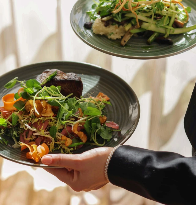 Middag serveres i Restaurant Holger