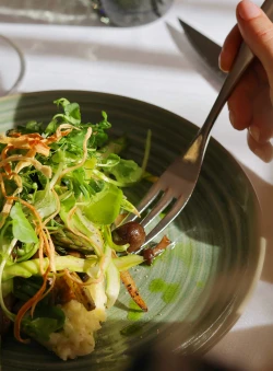 Salat nydes i Restaurant Holger