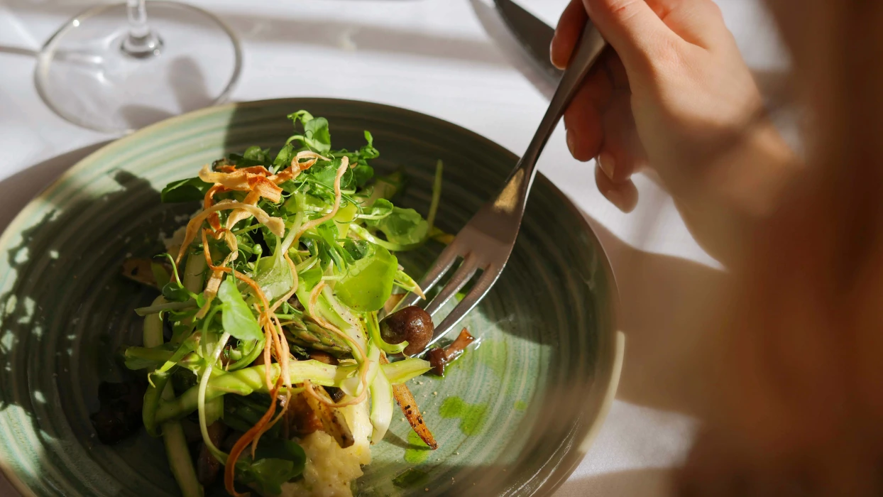 Salat nydes i Restaurant Holger