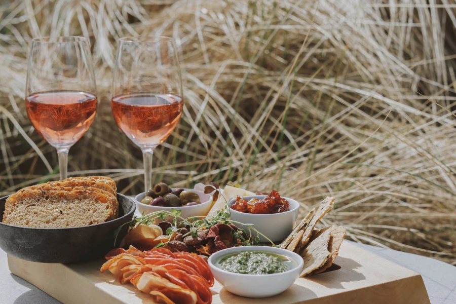 Tapas og rosevin i naturen