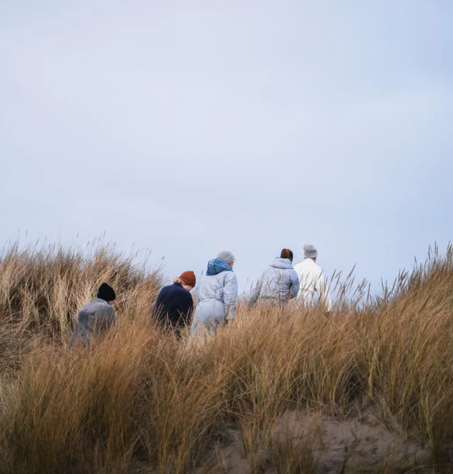 Vinterbadere på vej i havet i Skagen
