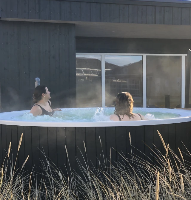 Vinterbadere varmer sig i spabadet på Color Hotel Skagen